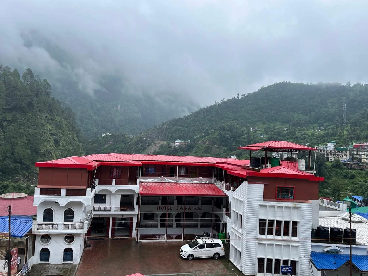 Hotel Jagat Raj Sonprayag [Entrance]